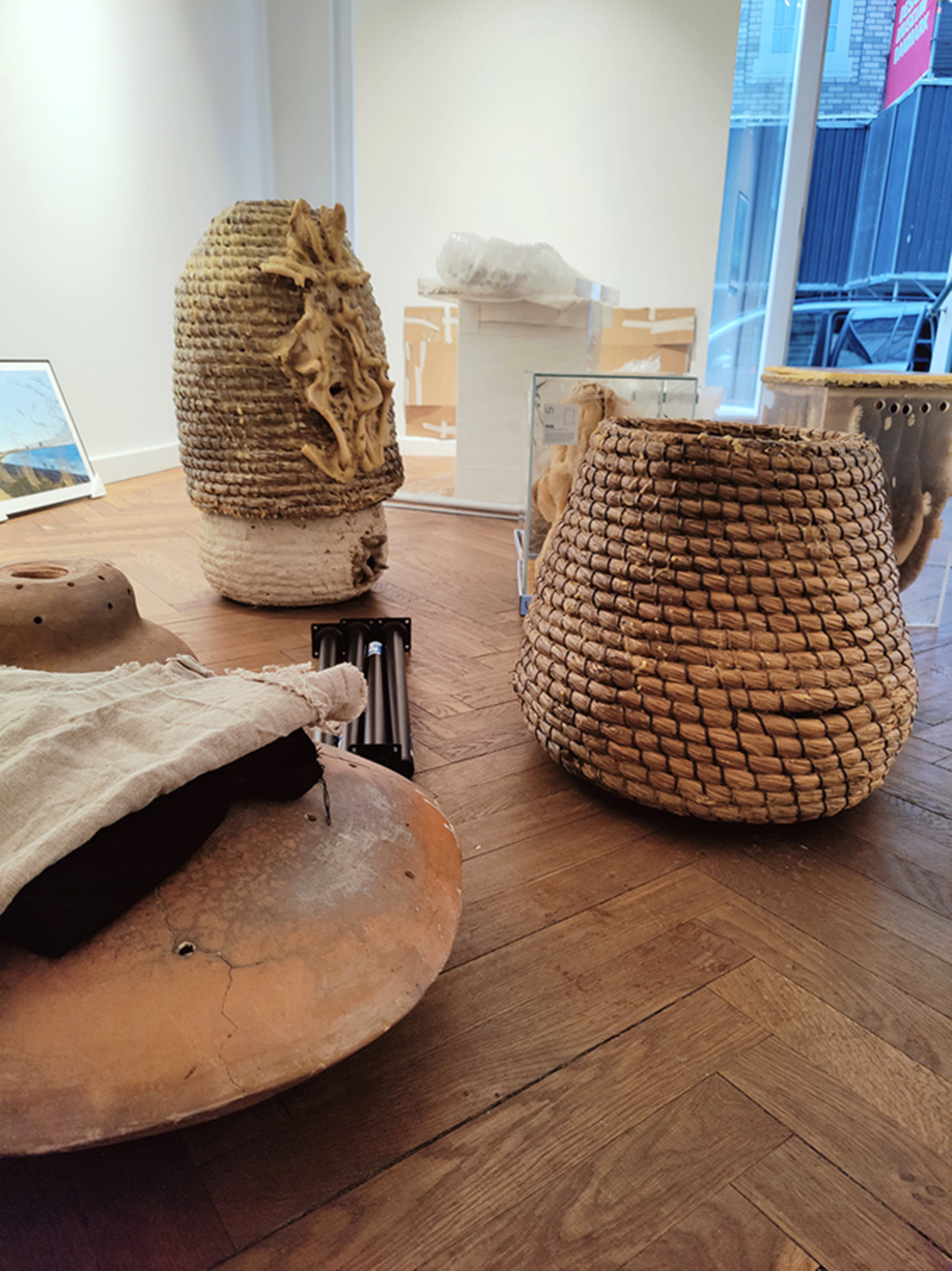 Galleriinteriør med skulpturer