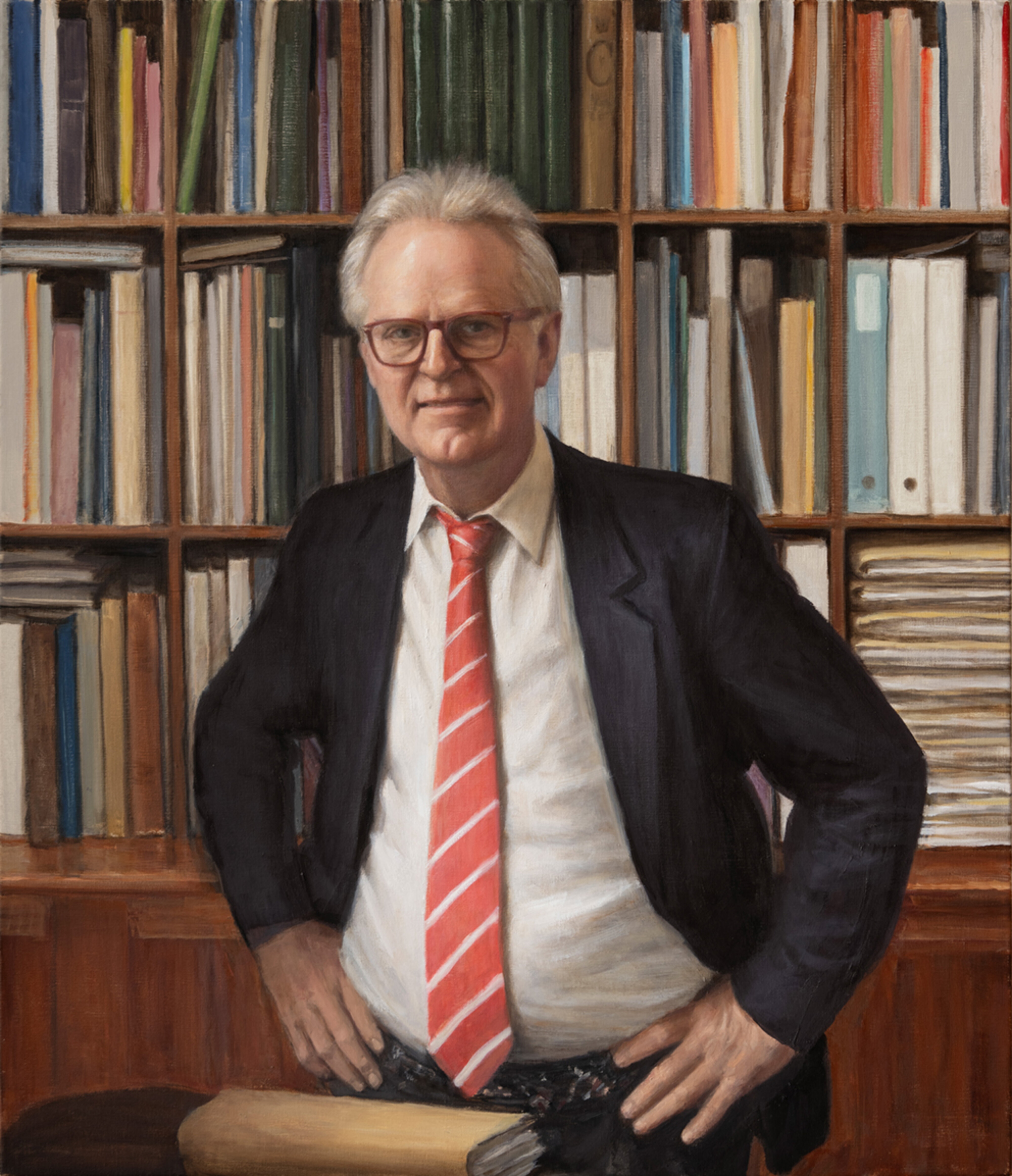 Oliemaleri mand stående foran bogreol